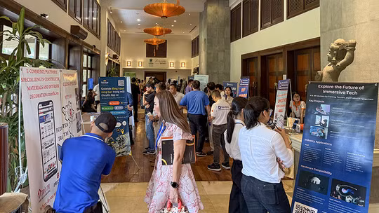 Các gian hàng triển lãm, giới thiệu sản phẩm, công nghệ tại DAVAS 2025. Ảnh XM.