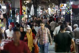 Người mua sắm tại khu chợ Grand Bazaar ở Tehran. Ảnh: Reuters.