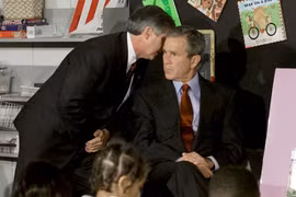 Khoảnh khắc Tổng thống Mỹ George W. Bush được thông báo về vụ tấn công nhằm vào nước Mỹ, ngày 11/9/2001. Ảnh cắt từ clip.