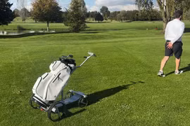 IXi là một chiếc xe đẩy chơi golf tự lái, không chỉ có thể chở gậy mà còn cung cấp các mẹo chơi golf. Ảnh: Botronics.