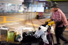 Bà Wu Sau-jing, 71 tuổi, mỗi đêm đều ra khu Hung Hom, Hong Kong để thu gom bìa carton. Ảnh: CNN.