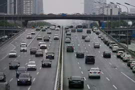 Ô tô chạy trên đường cao tốc ở Bắc Kinh. Ảnh: AFP.