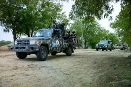 Binh lính Nigeria đang huấn luyện tại một căn cứ quân sự ở Monguno, Nigeria, năm ngoái trong bối cảnh các cuộc tấn công của các phần tử thánh chiến gia tăng. Các nhóm cực đoan như Boko Haram đang chuyển sang sử dụng AI để đạt được lợi thế chiến thuật trên thực địa, làm nổi bật một thách thức lớn hơn đối với ngành công nghiệp AI. Ảnh: AFP.