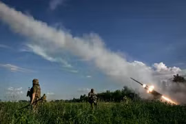 Binh sĩ Ukraine bắn pháo phản lực về phía các vị trí của Nga. Ảnh: Getty.