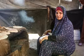 Bà Hasnaa Mansour cho biết đôi khi cô phải trải qua hai hoặc ba ngày mà không nhóm lửa vì không tìm thấy bật lửa. Ảnh: AJ.