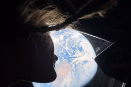 Nữ phi hành gia Christina Koch của NASA nhìn lại Trái đất qua cửa sổ trên tàu vũ trụ Orion. Ảnh: NASA.