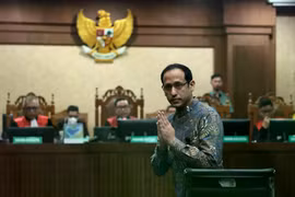 Người sáng lập Gojek Nadiem Makarim trong phiên điều trần tuyên án tại Tòa án quận trung tâm Jakarta ở Jakarta vào ngày 30/6. Ảnh: AFP.
