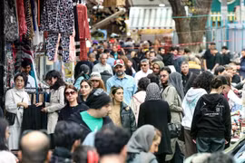 Người dân mua sắm tại chợ Tajrish ở phía bắc Tehran. Ảnh: AFP.