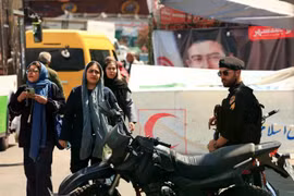 Nền kinh tế Iran đã chịu thiệt hại hàng tỷ USD do chiến tranh, lệnh trừng phạt của Mỹ, lệnh phong tỏa và việc cắt Internet. Ảnh: Reuters.
