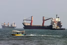 Có thể nhìn thấy các tàu thuyền ở eo biển Hormuz, ngoài khơi thành phố cảng Bandar Abbas ở miền Nam Iran. Ảnh: AFP.