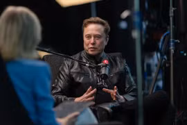 Elon Musk trong cuộc phỏng vấn độc quyền với Zanny Minton Beddoes, chủ biên của tờ The Economist. Ảnh: Economist.