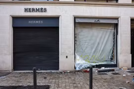 Một cửa hàng Hermès ở Marseille, Pháp, bị phá hoại trong hôm 17/10. Ảnh: AFP.