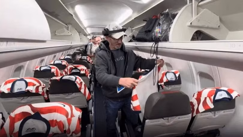 Hành khách trên chuyến bay của hãng hàng không American Airlines vui mừng khi được hãng tặng áo đấu và quà lưu niệm chủ đề World Cup. Ảnh: Worldjournal.