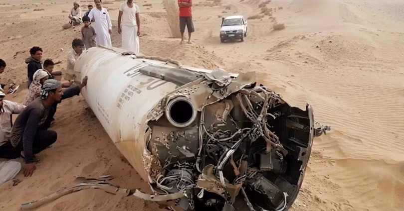 Dân chúng Yemen xem xét tầng đẩy của tên lửa rơi xuống sa mạc. Ảnh: Sohu.