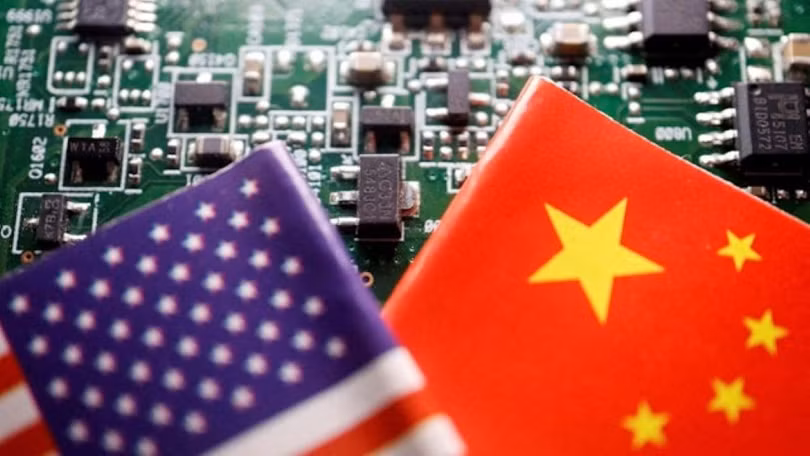 Cuộc chiến Mỹ - Trung về chip tiếp tục nóng lên với quy định mới của Bộ Thương mại ngăn bán chip tiên tiến cho doanh nghiệp vốn Trung Quốc ở nước ngoài. Ảnh: Reuters.