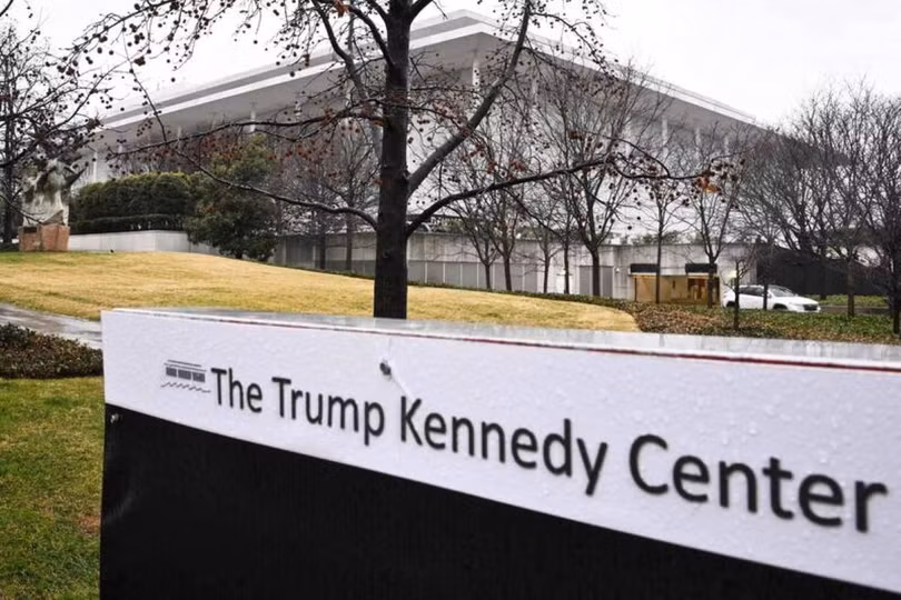 Tên ông Trump sẽ bị xóa khỏi biển tên của Trung tâm Kennedy. Ảnh: AFP.