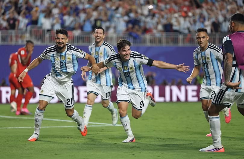 Lautaro Martínez cùng đồng đội ăn mừng sau khi ghi bàn ở hiệp phụ, loại Thụy Sĩ, giành quyền vào bán kết. Ảnh: Xinhua.