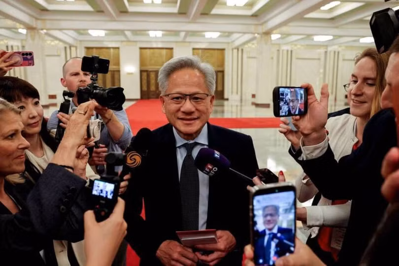 Ông Jensen Huang bị các phóng viên vây quanh nêu các câu hỏi về vấn đề tế nhị. Ảnh: Reuters.