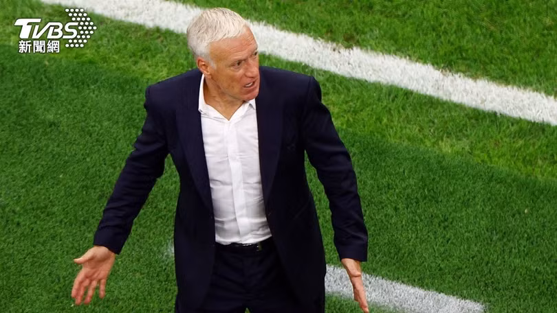 HLV Didier Deschamps phản ứng trước xử lý của trọng tài người El Salvador mà ông cho là không công bằng với các cầu thủ Pháp. Ảnh: TVBS.