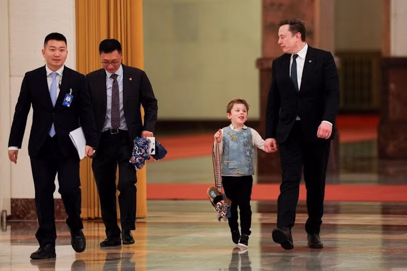 Elon Musk dẫn theo con trai 6 tuổi dự quốc yến tại Đại lễ đường nhân dân. Ảnh: Reuters.