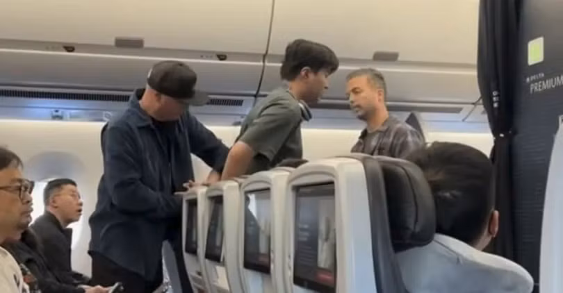 Nhân viên FBI lên máy bay còng tay người cha vì hành vi bạo lực gây mất an toàn bay. Ảnh: Creaders.