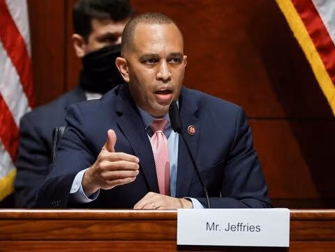 Lãnh đạo phe thiểu số Dân chủ tại Hạ viện Hakeem Jeffries dự kiến thúc đẩy một loạt dự luật ưu tiên ra trước toàn thể Hạ viện trong 100 giờ đầu tiên nếu đảng giành được đa số. Ảnh: Reuters.