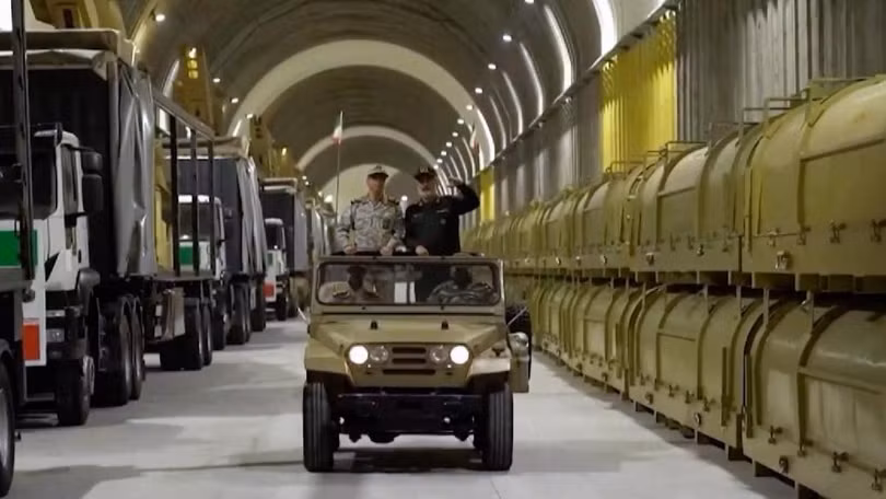 Hai nhà lãnh đạo quân đội Iran thị sát nhà máy sản xuất vũ khí sâu dưới lòng đất. Ảnh: Toutiao.