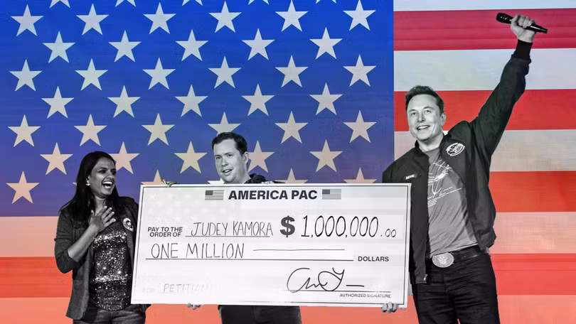 Một cử tri nhận được quà tặng 1 triệu USD của Elon Musk trong chiến dịch "Mỗi ngày 1 triệu USD". Ảnh: AmericaPAC.