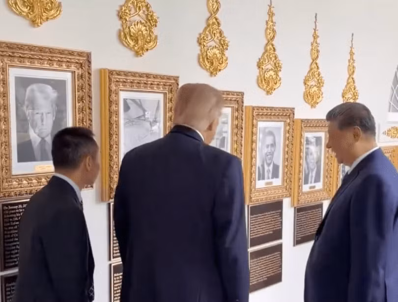 Tổng thống Mỹ Donald Trump đưa Chủ tịch Trung Quốc Tập Cận Bình tham quan Đại lộ Danh vọng Tổng thống và dừng trước khu vực treo chân dung của mình. Ảnh: Singtao.