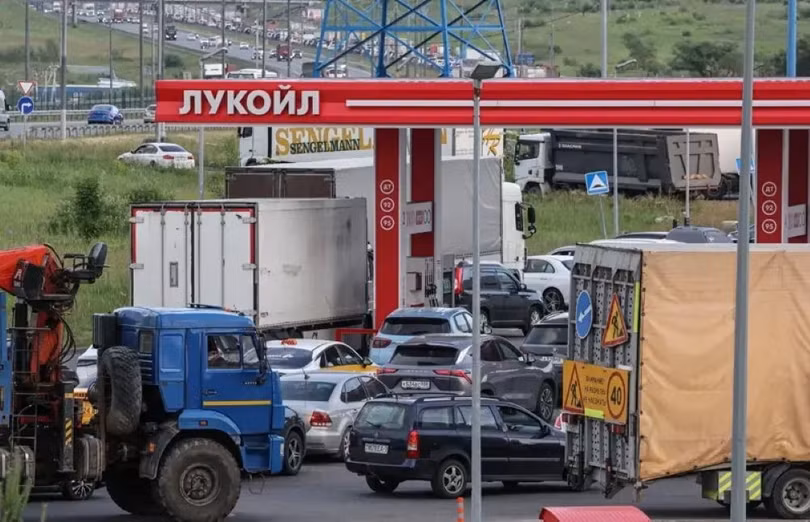Sau khi Ukraine tập kích các kho xăng và nhà máy lọc dầu, xăng ở Nga đã trở nên khan hiếm. Trong ảnh: cảnh xe ô tô chờ mua xăng ở một trạm bán xăng dầu. Ảnh: Worldjournal.