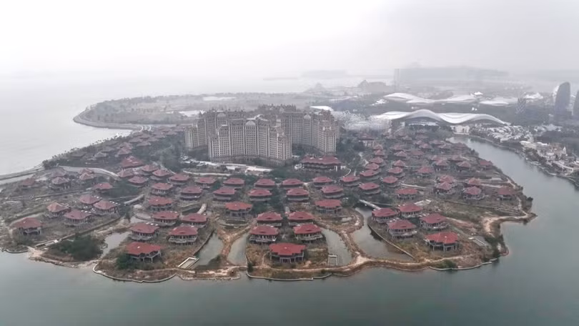 Đảo Hải Hoa được xây dựng lấy cảm hứng từ đảo nhân tạo Palm Jumeirah ở Dubai giờ trở thành vùng đất chết. Ảnh: NYT.