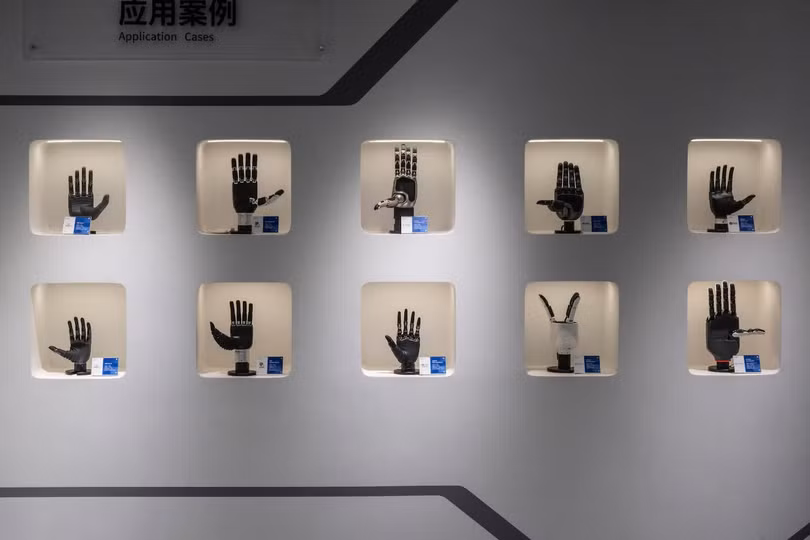 cac-mau-ban-tay-robot-cam-bien-xuc-giac-duoc-trung-bay-tai-showroom-cua-tashan.jpg