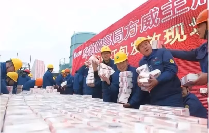 cong-nhan-nhan-tien.png
