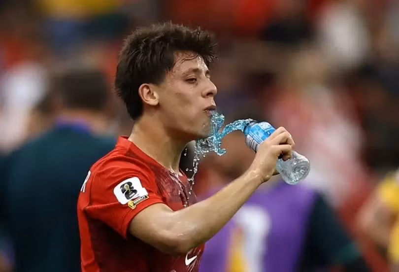 Quy định mới của FIFA về "bổ sung nước" trong thời gian từ phút 22 và 67 của trận đấu đã gây nên nhiều tranh cãi. Ảnh: Reuters.
