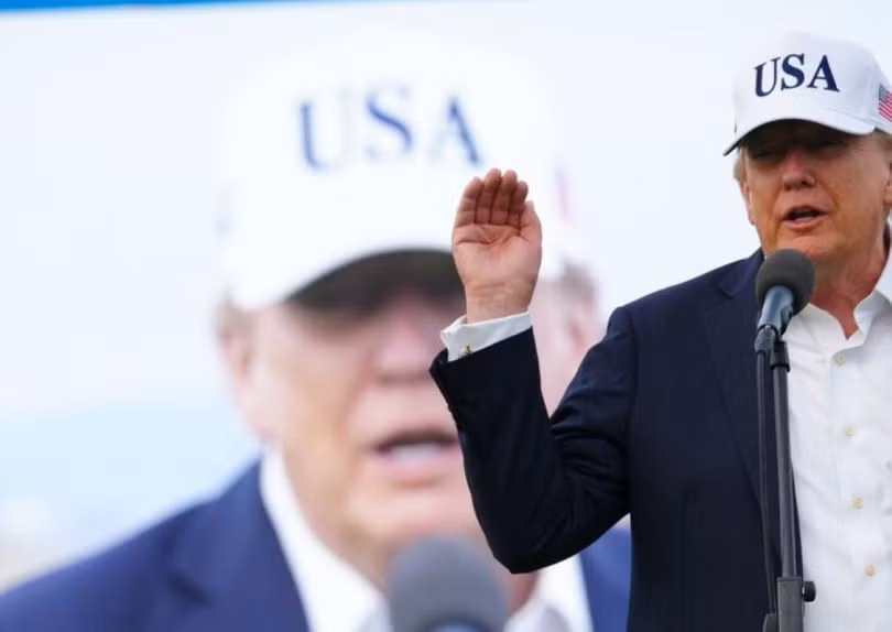 Ông Trump tự nhận mình là "Kẻ hủy diệt các trò lừa đảo" khi phê phán và bác bỏ thuyết "tận thế AI". Ảnh: NYT.