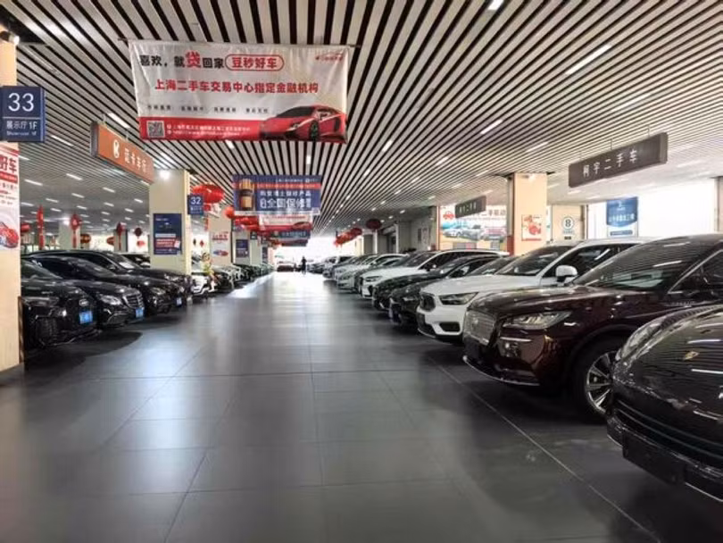 Xe xăng giảm giá sâu nhưng vẫn không tiêu thụ được. Ảnh: Creaders.