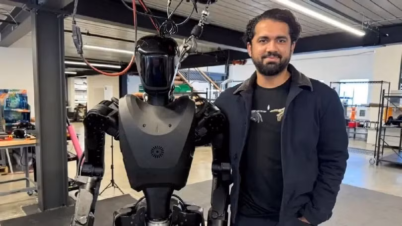 Ông chủ công ty FFI Sanket Patak cùng robot MK1 được quảng cáo đã được đưa tới Ukraine tham gia chiến đấu thực tế. Ảnh: QQnews.