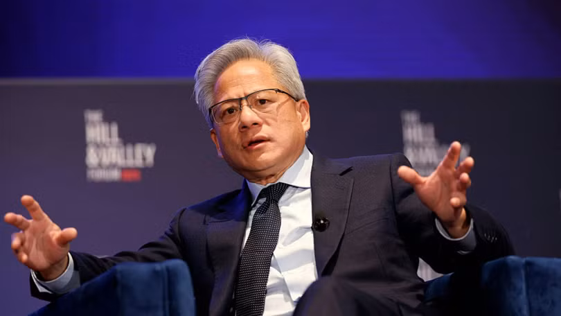 Jensen Huang phản bác ý kiến cho rằng AI làm mất việc, nhấn mạnh AI mang lại lợi ích tích cực và không nên quy trách nhiệm thất nghiệp cho công nghệ. Ảnh: HK01.