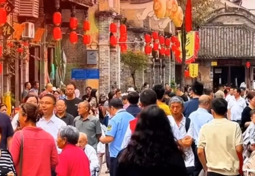 Các khu du lịch Trung Quốc vẫn đông nghịt người nhưng doanh thu từ du khách lại giảm hẳn. Ảnh: Creaders.