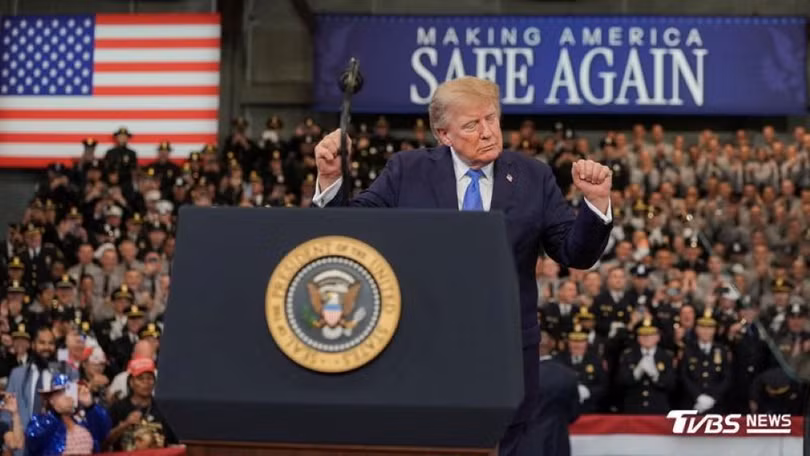 Ông Trump hôm 14/8 tuyên bố sẽ sớm biến eo Hormuz thành lãnh thổ Mỹ. Ảnh: TVBS.