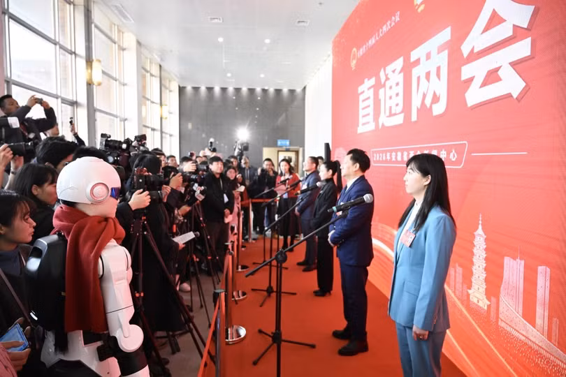 robot-tieu-an-phong-van-cung-phong-vien.jpg