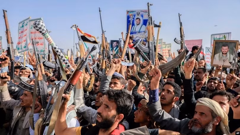 Những người ủng hộ Houthi mang vũ khí mít tinh biểu dương lực lượng tại thủ đô Sanaa của Yemen. Ảnh: Reuters.