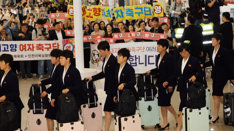 Nhiều người dân Hàn Quốc ra sân bay Incheon đón đoàn CLB bóng đá nữ Triều Tiên tới thi đấu lần đầu sau nhiều năm. Ảnh: Yonhap.