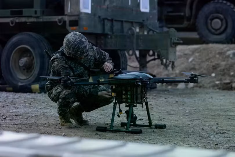 Binh sĩ Hàn Quốc sử dụng UAV trong một cuộc diễn tập. Ảnh: Storm.