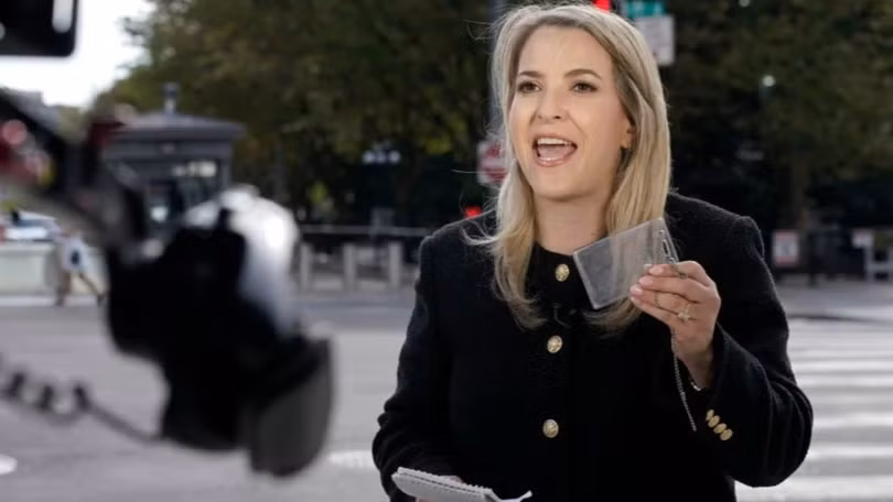 Phóng viên Nhà Trắng Betsy Klein của CNN và bao nhựa đựng thẻ tác nghiệp trong Nhà Trắng của cô đã bị mật vụ thu giữ trước khi đuổi cô ra ngoài. Ảnh: Reuters.