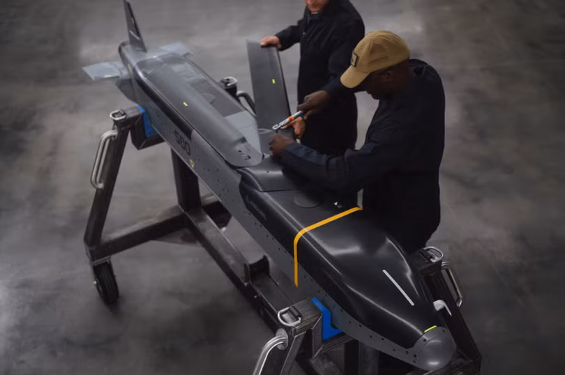 Nhân viên kỹ thuật kiểm tra đạn tên lửa hành trình Barracuda-500. Ảnh: Air&SpaceForces.