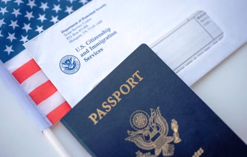 Chính quyền Mỹ yêu cầu USCIS trong năm tài khóa 2026 phải mỗi tháng chuyển 100–200 hồ sơ hủy tư cách nhập tịch sang Văn phòng Tố tụng Di trú gây lo ngại. Ảnh: CNA.