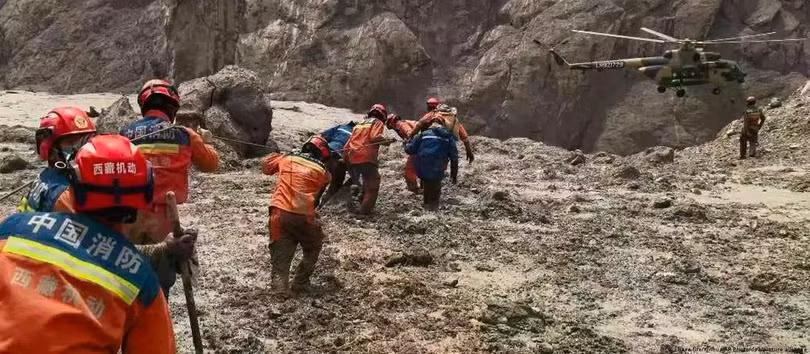 Các nhân viên cứu hộ Trung Quốc tìm kiếm nạn nhân ở khu vực nghi có nạn nhân. Ảnh: Xinhua