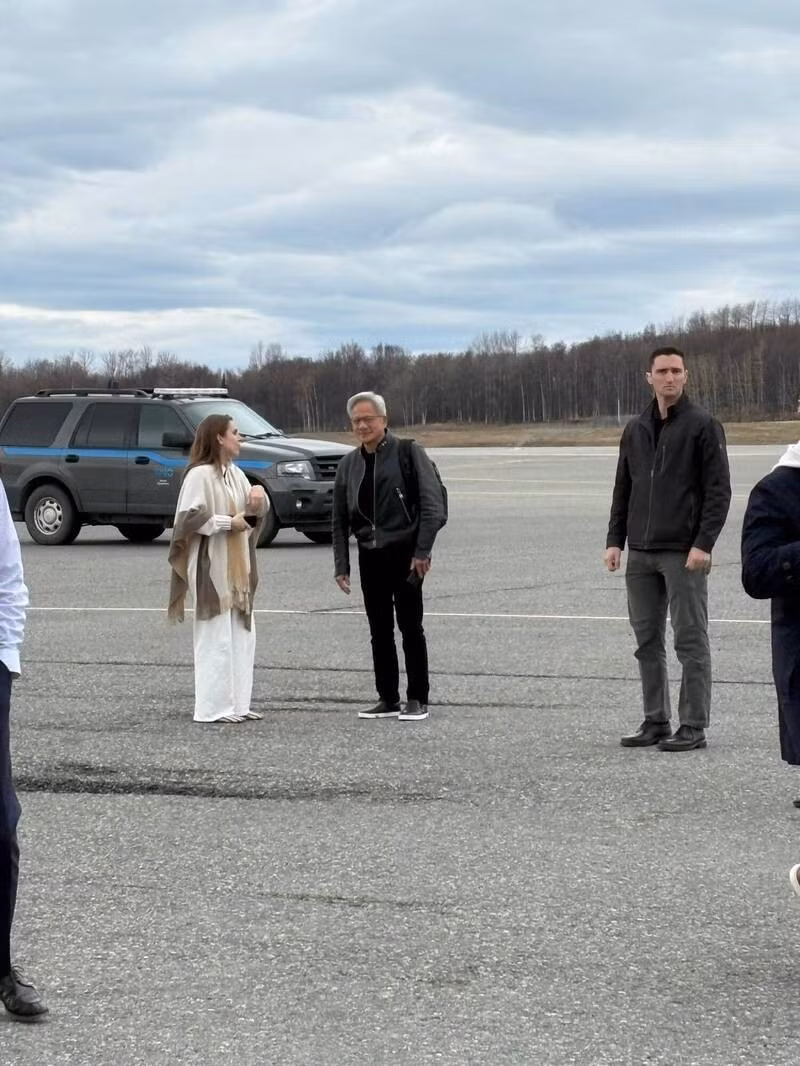 ong-jensen-huang-len-may-bay-o-alaska.jpg