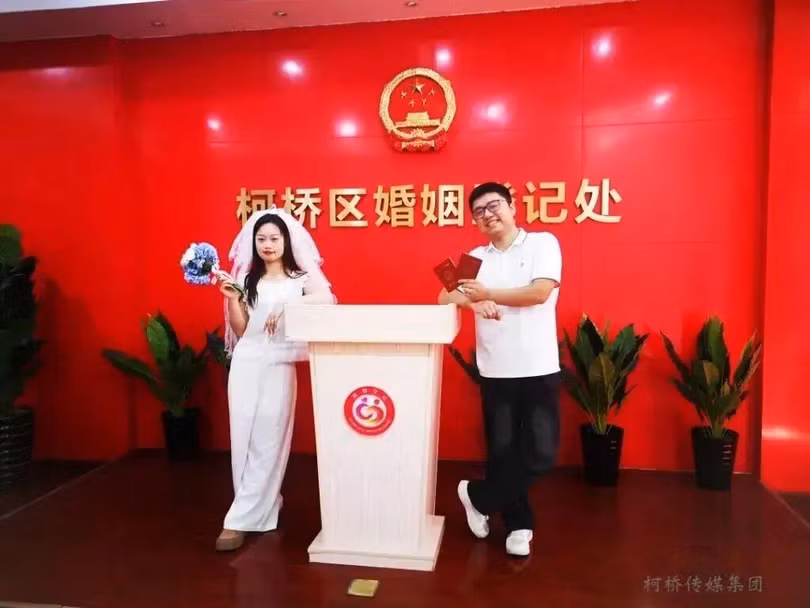 Đến đăng ký kết hôn nhận tiền thưởng là chiêu mới của nhiều địa phương Trung Quốc để khuyến khích kết hôn, sinh con. Ảnh: Sohu.